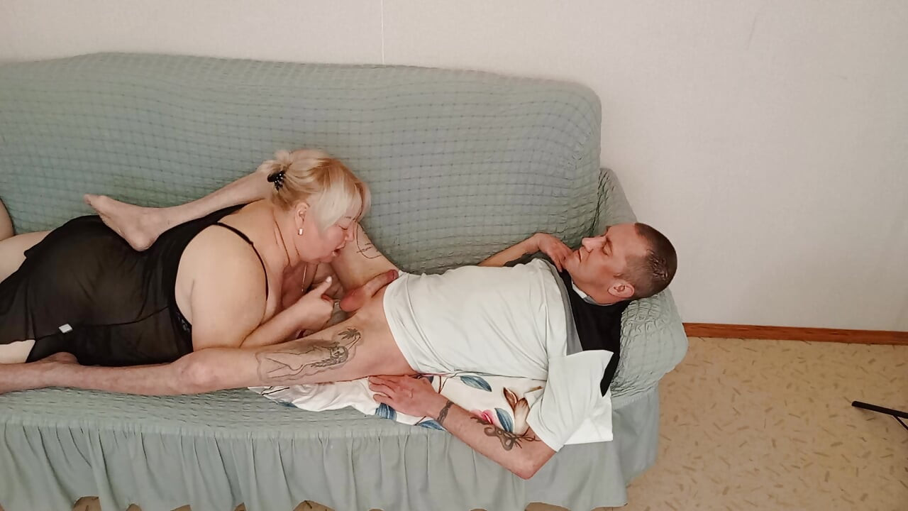 Komşu derin bir saksoyla boğazını yoğuruyor ve döl yutuyor