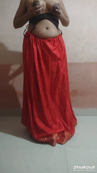 Η κουνιάδα του χωριού Desi Chudakkad, πήρε το ghaghra και ετοιμάστηκε να chudwa ne