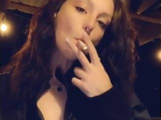 Consandra Tyree fumează în jachetă de piele