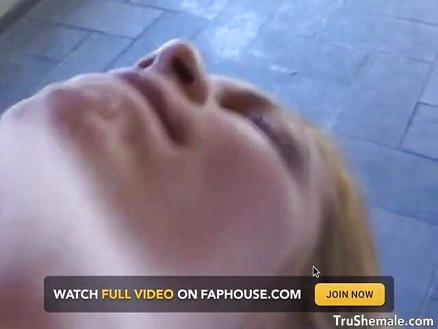 Impresionante rubia travesti Marcia Fernandes toma una polla gorda al aire libre