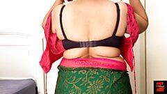 Il sari più sexy si drappeggia in una posa erotica - senza sesso - senza nudità
