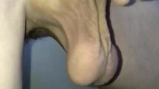 Des couilles énormes remplies de sperme se balancent