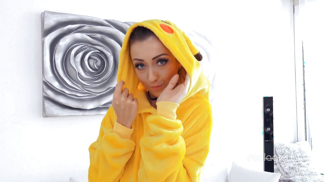 Increíble sexy Pikachu disfruta extendiendo su agujero ancho afeitado