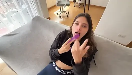 Kıçını sevmeyi seviyor