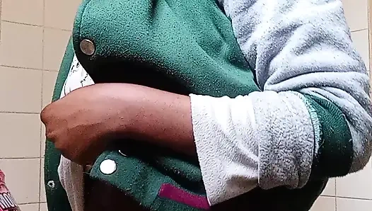 Hizmetçi temizlik yaparken kendini sikiyor