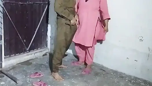 Güzel genç Hintli ateşli seks kızı olgun erkek dölle hils xxx yarağı desis ıslak vajinasına sokuyor