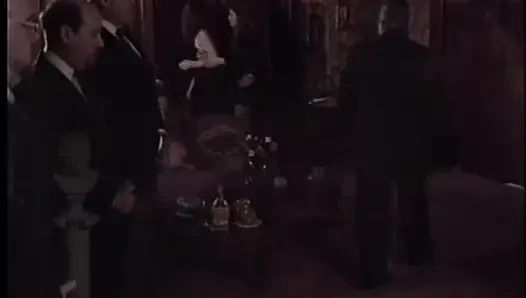 Mafya patronu Shanna Mccullough'un cesur en büyük üvey kızı üvey babasının eniştesi ile müstakbel operasyonunu tartışıyor