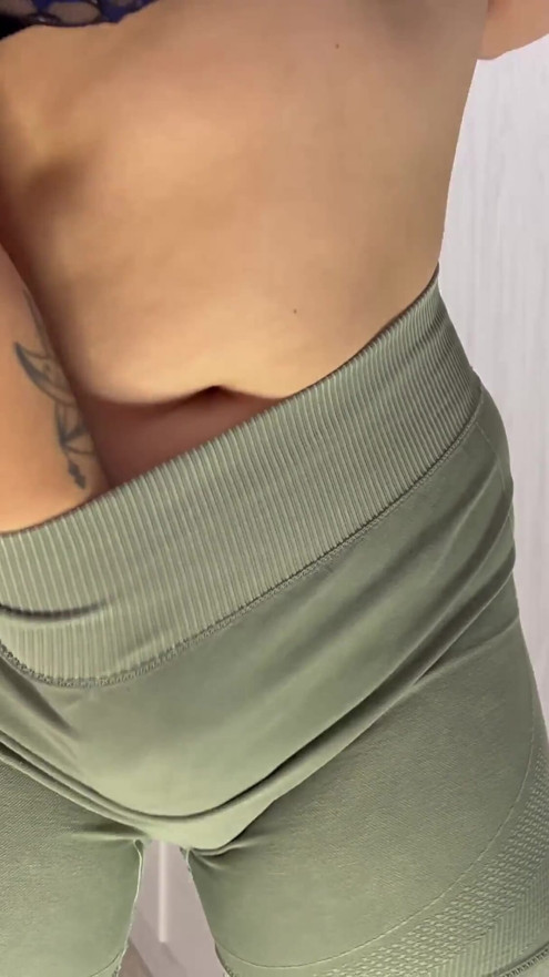cambiando leggins de licra elasticos | Clip 1
