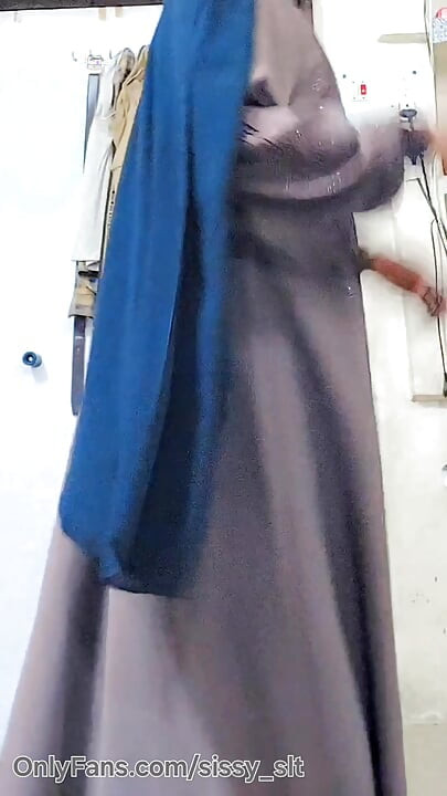 Hijabi muslim kinner hijda try to masturbate impotent penis