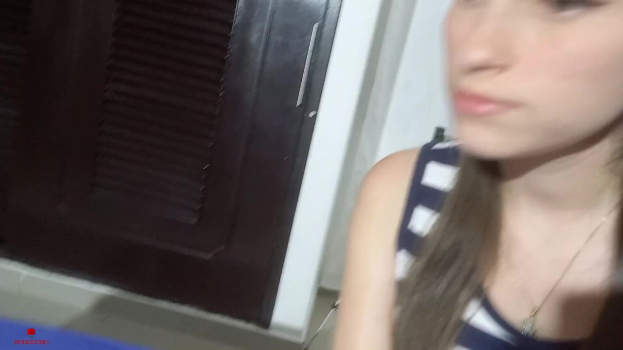 無邪気な顔をした義理の妹は、私に素晴らしいオーラルをさせてほしいと頼みます