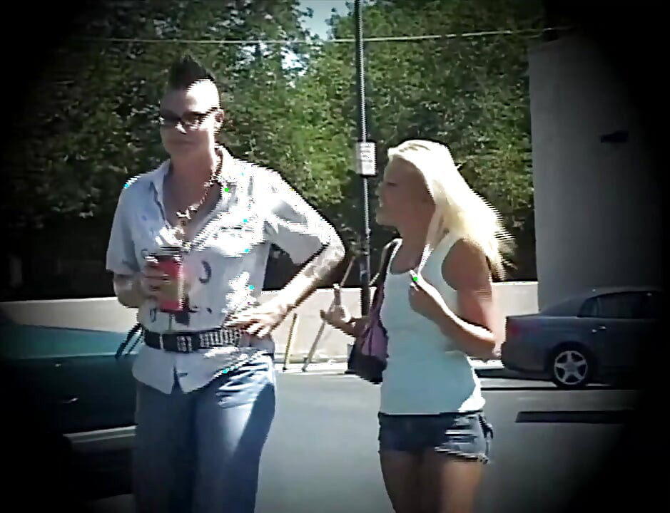 Lesbiană tatuată cu pizdă păroasă linge și se fute cu degetele, tânără blondă frumoasă
