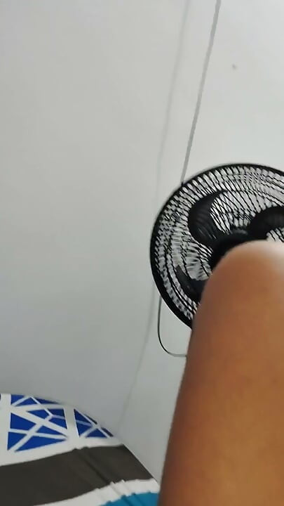 Meu marido corno enviou meu touro preto para meu quarto para me foder com o pijama ao lado
