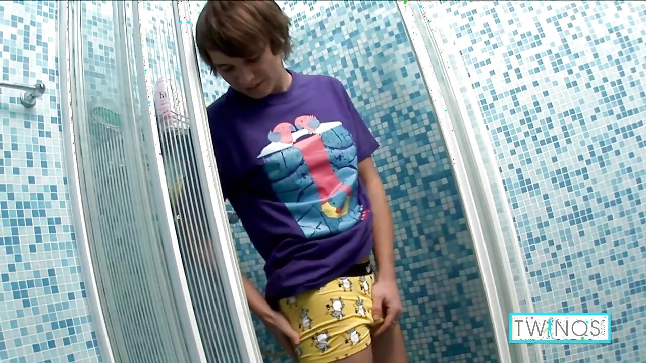 Twink Cutie Ezra M Deeply Dildo Fucks His Tight Butt Hole!