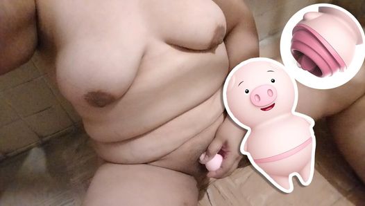 Heet varkensmeisje gebruikt een varkensvibrator om te masturberen