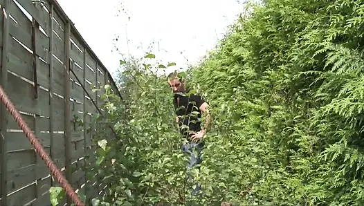 Üniformalı ateşli genç kız her iki delikten de sikiliyor