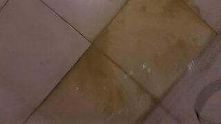 Сексуального паренька повесили с камшотом в домашней ванной в ванной