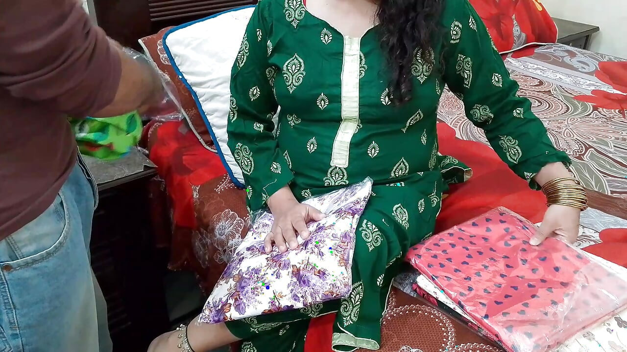 تحصل أخت زوجة هندية ديزي على ملابس مجانية من خلال التباهي بجسدها المثير