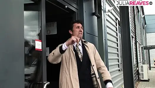 Seksi kız amcık yalamanın tadını çıkarıyor ve sonra büyük bir yarağa biniyor