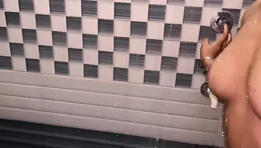 Pacarku lagi cuci memek sempitnya. Di depanku. Tidak malu. Aku menyetubuhinya.