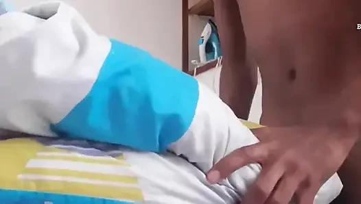 Tatlı ve sulu bir boşalma olana kadar yaratıcı davranıyorum ve yarağıma yastıklarla ve ellerimle mastürbasyon yapıyorum