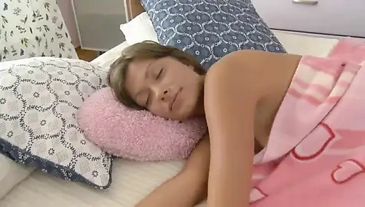 Taze yüzlü genç kız adamın sert yarağı için bacaklarını geniş açıyor