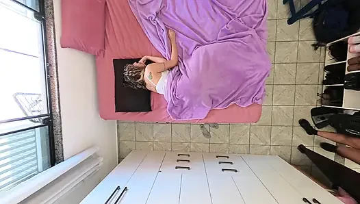 Mein stiefvater besucht mein zimmer immer wenn wir allein zu hause sind.