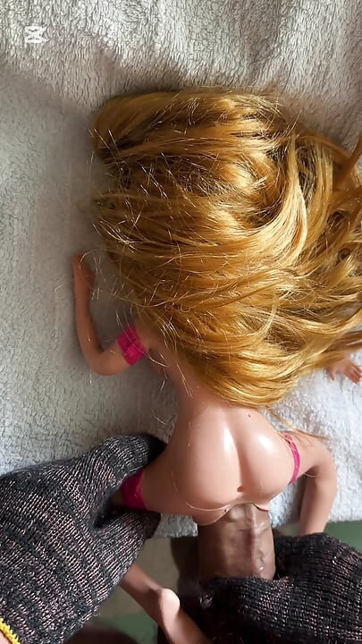 Sexdoll γαμιέται και τρώει χύσια στα βυζιά