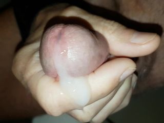 Le sperme coule sur mes doigts