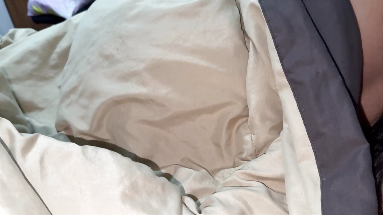 란제리를 입은 아름답고 큰 엉덩이의 시어머니와 함께 침대를 함께 쓴다