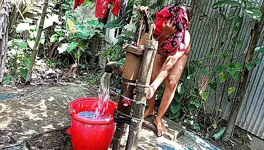 Köy üvey kız kardeşimi dışarıda banyo yaparken siktim.