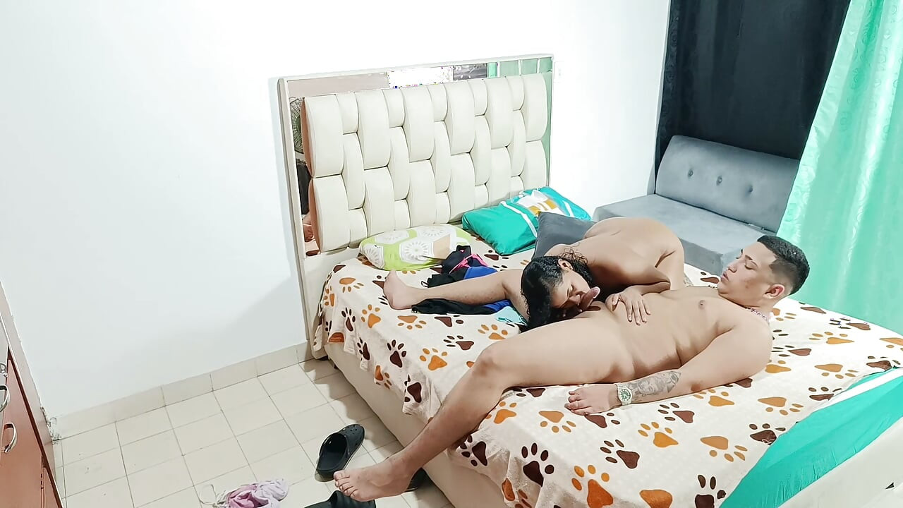 Anh Trai Kế Của Em Không Biết, Nhưng Em Đang Nằm Dưới Gầm Giường Của Anh Chờ Anh Vào Phòng Để Em Cuối Cùng Được Đụ Anh