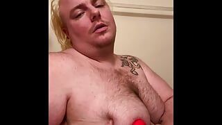 Mainan baru memberikan lelaki FTM orgasme merintih di atas lantai bilik air