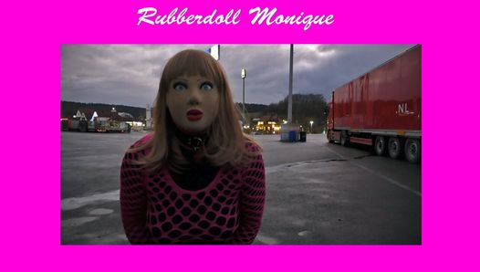 Rubberdoll Monique - als Tussi-Puppe auf einem Parkplatz