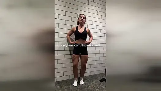 Она случайно в прямом эфире ее киску - ты не поверишь!