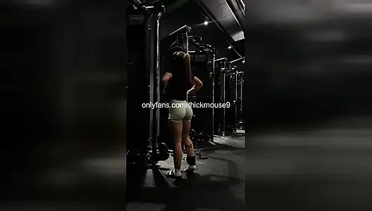 18 yaşındaki minik bakire delikten sikiliyor
