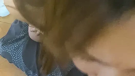 Angy her şeyi boğazına sokmak için yarak emmede uzman