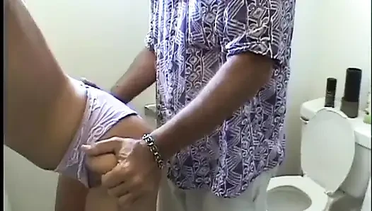Pirsingli sarışın kadın sikiliyor ve ayaklarına püskürtülür