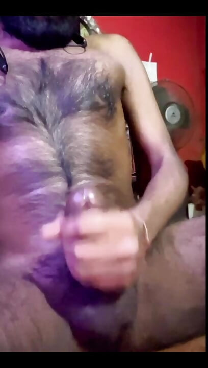 رجال هنديون مشعرون يمارسون الماجستير في التعذيب