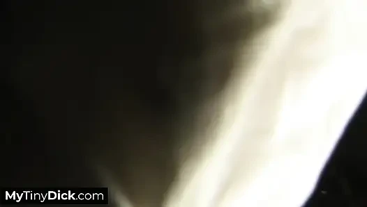 Ein vollbusiges ebenholz-mädchen, intensives solo-muschi-spiel