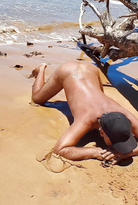 Ladysilva kollektion på den nakna stranden visar upp sin heta röv