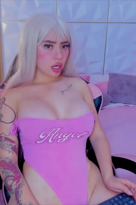 Egirl si cewek imut suka banget bikin memeknya belepotan