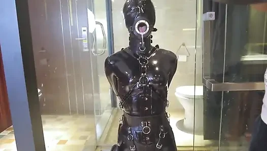 Mz20 - das mädchen in latexkleidung in einem glasraum eingesperrt
