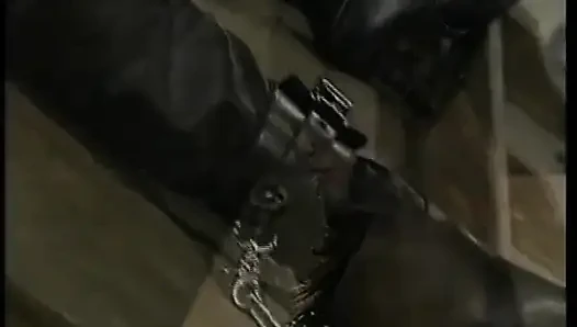 Sie ist gefesselt, deutsches schwarzes schätzchen, das ausgepeitscht wurde