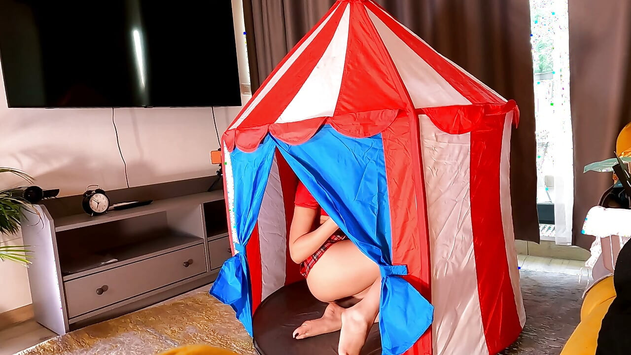 Kuuma ruskeaverikkö tiukka pillu pieni beibi on sirkusteltta keskellä taloa, jossa voi leikkiä kulleilla