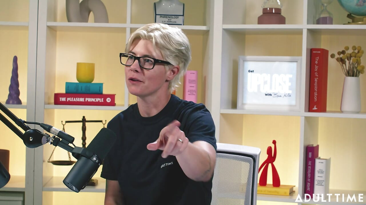 Khloe Kingsley sprøjter på kamera og Red Flags The Adult Time Podcast