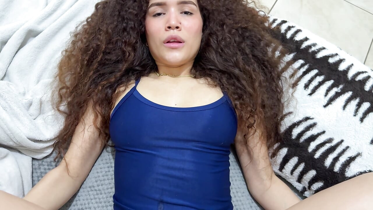 Adik tiriku dengan rambut keriting lagi asik nyepong kontolku sebelum dia ngentot aku habis-habisan