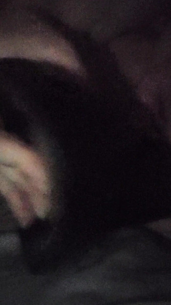 Mišićava žena šprica na debele prljave riječi