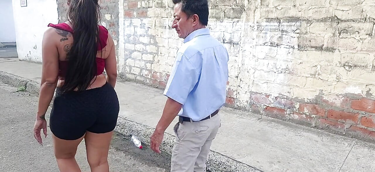 Sokakta tanıştığım büyük götlü bir yabancıyla seks