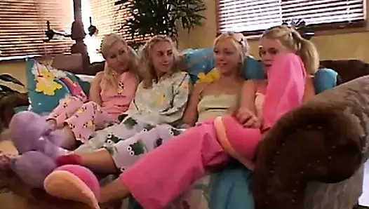 Nastoletnie lesbijki na imprezie w piżamie rozbierają się razem