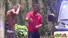 Африканка сосет член на улице в любительском видео
